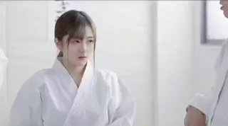 教科书般的足交和口交 并射在玉足上